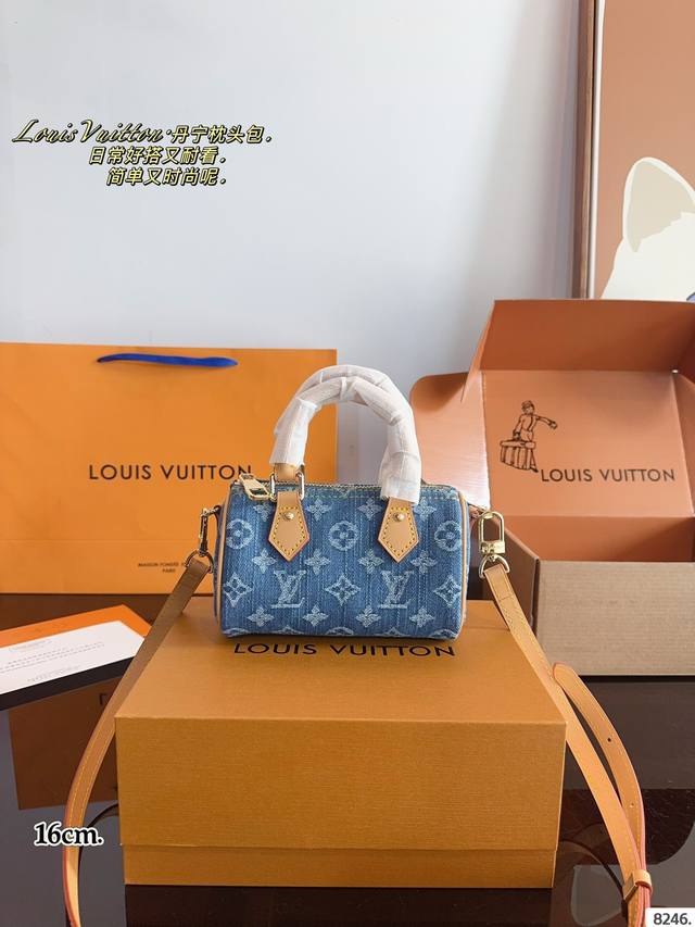 配礼盒 Lv Keepall 丹宁牛仔枕头 可单肩可斜挎 真的好随性，布料柔软随意，更好搭。 颜色也没有那么刻意，非常自然的水洗牛仔，真的是一眼爱上。 别看小小