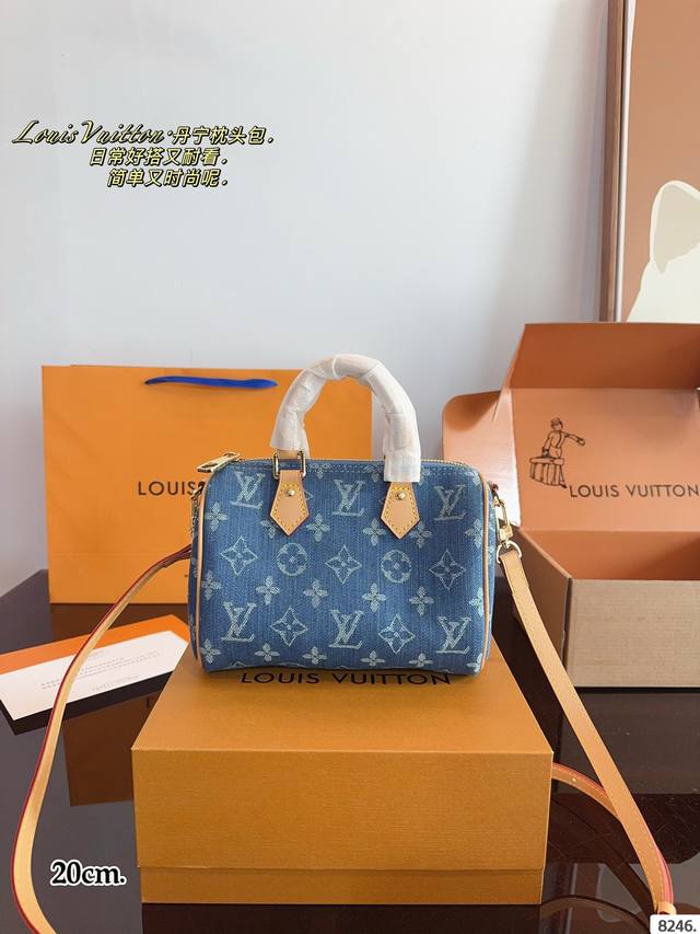 配礼盒 Lv Keepall 丹宁牛仔枕头 可单肩可斜挎 真的好随性，布料柔软随意，更好搭。 颜色也没有那么刻意，非常自然的水洗牛仔，真的是一眼爱上。 别看小小