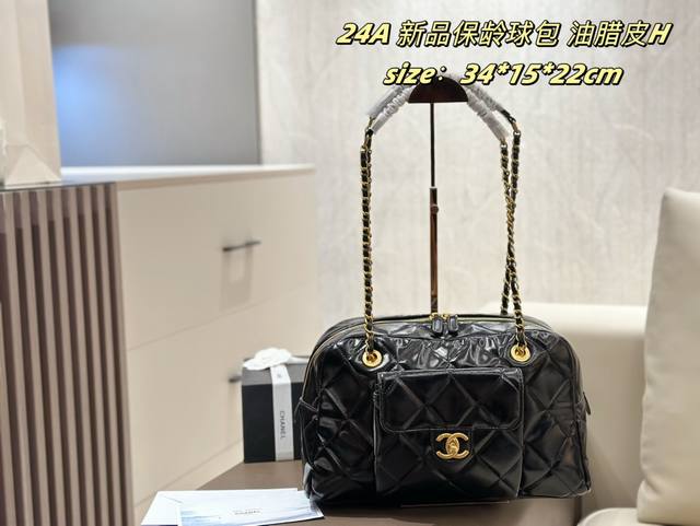 出行背24A保龄球包巨好搭 Chanel 24A出的保龄球包bowling Bag 出门真的巨巨巨实用 这个包出行无脑舒适好搭自重很轻容量真的很大，甚至可以当旅