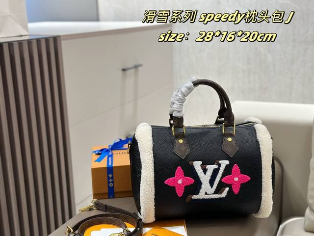 Lv全新泰迪毛毛包要来了 秋冬louis Vuitton 毛毛包要来了 Speedy枕头包 这次这波设计选用的包款基本都是lv经典款都是大家超级喜欢的包款 设计