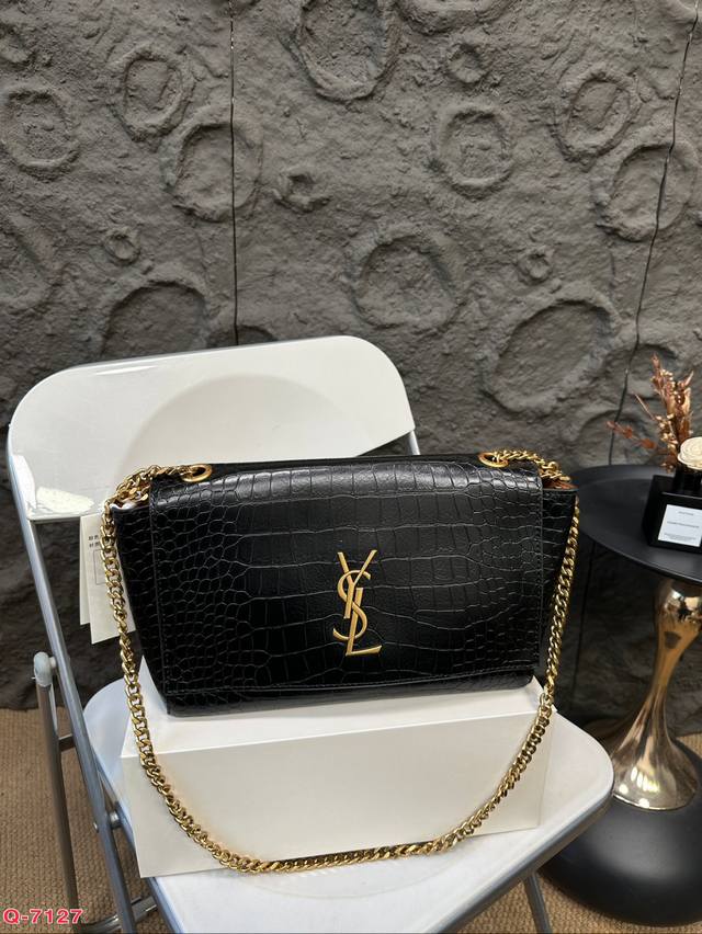 配折叠盒 圣罗兰ysl 鳄鱼纹牛皮kate一只包 专属于秋天的棕色很有氛围感另一面 压纹材质可用太爱了！ 无疑是穿搭最亮眼的那只 尺寸28.18Cm