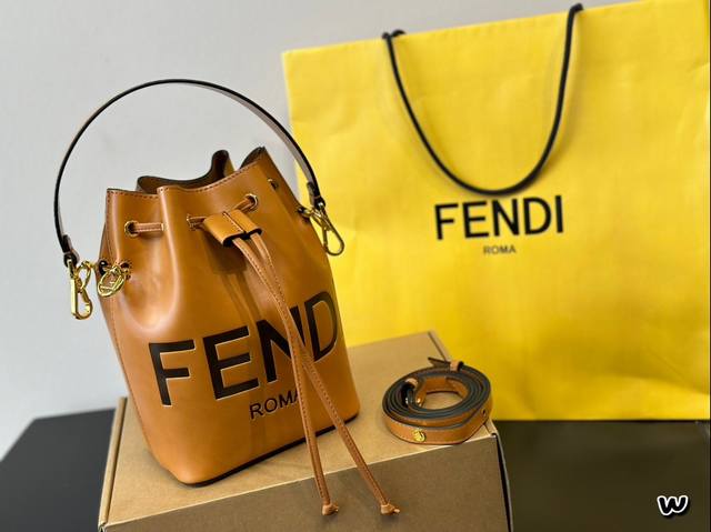 配盒 ｜Fendi Mon Tresor小号水桶手袋 年米兰时装周街拍中，潮人们背的最多的包包大概就是fendi芬迪的这款水桶包了。配有抽绳和fend金属标志装