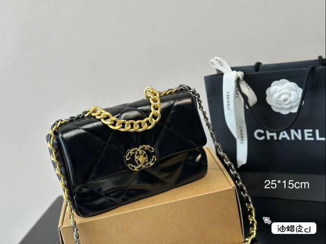 折叠盒 Chanel19 Bag 自从欧阳娜娜带货后全球断货很难买到 皮质是羊皮有点像羽绒服包包 但是19的点睛之笔是什么呢？格子放大！格子放大后脱了香奈儿小女