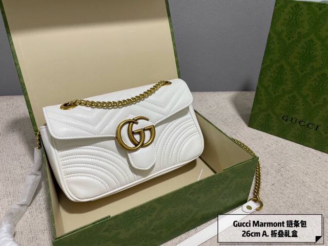 折叠礼盒 Gucci Marmont链带肩背包采用颇具结构感的柔软造型和超大号翻盖封口配以双 G 金属配件可滑动链条肩带有多种背法，可在肩背和手提之间自由转换采