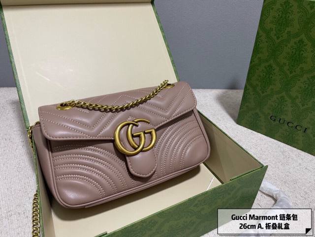 折叠礼盒 Gucci Marmont链带肩背包采用颇具结构感的柔软造型和超大号翻盖封口配以双 G 金属配件可滑动链条肩带有多种背法，可在肩背和手提之间自由转换采