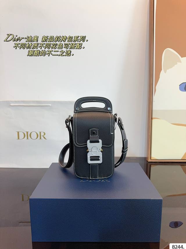 配礼盒 迪奥 Dior 爆款来袭 手机包小小一只，耐用耐脏，好看不过时轻便时尚，受人喜爱是理所当然赶紧来拥有这款宝藏小包包尺寸：11*5*19Cm