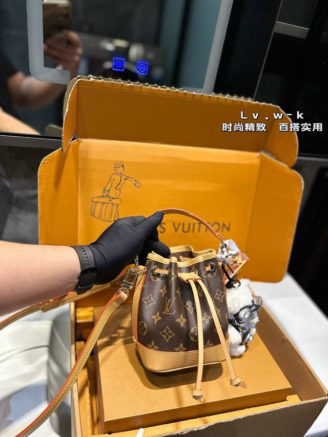 礼盒包装 Lv 新款 Mini 小水桶 手柄的设计 比nano容量大 比bb更小巧 喜欢不要错过 彩色超细纤维粘合内衬，金色金属饰件，束绳闭合 尺寸：13 16