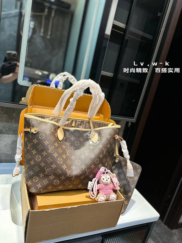 礼盒包装 Lv Neverfull 购物袋！入门级的款式哦！绝对的终身款！此物经典不言而喻！街拍和实用都是非常nb的选择！大家拿到后可以感受下，皮质颗粒之间空袭