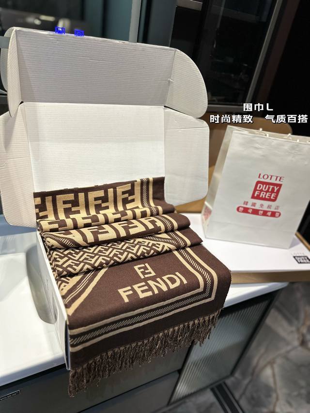 礼盒包装 Fendi围巾嗨！寒冷的冬天来了，是时候为你的穿搭加上一抹亮色！这款围巾简直太魔法了，不仅能保暖还能让你立即成为时尚焦点！搭配外套、毛衣或裙子都超好看