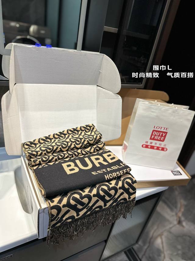 礼盒包装 Bur围巾嗨！寒冷的冬天来了，是时候为你的穿搭加上一抹亮色！这款围巾简直太魔法了，不仅能保暖还能让你立即成为时尚焦点！搭配外套、毛衣或裙子都超好看。马