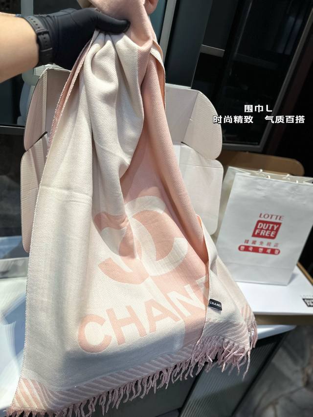 礼盒包装 Chanel围巾嗨！寒冷的冬天来了，是时候为你的穿搭加上一抹亮色！这款围巾简直太魔法了，不仅能保暖还能让你立即成为时尚焦点！搭配外套、毛衣或裙子都超好