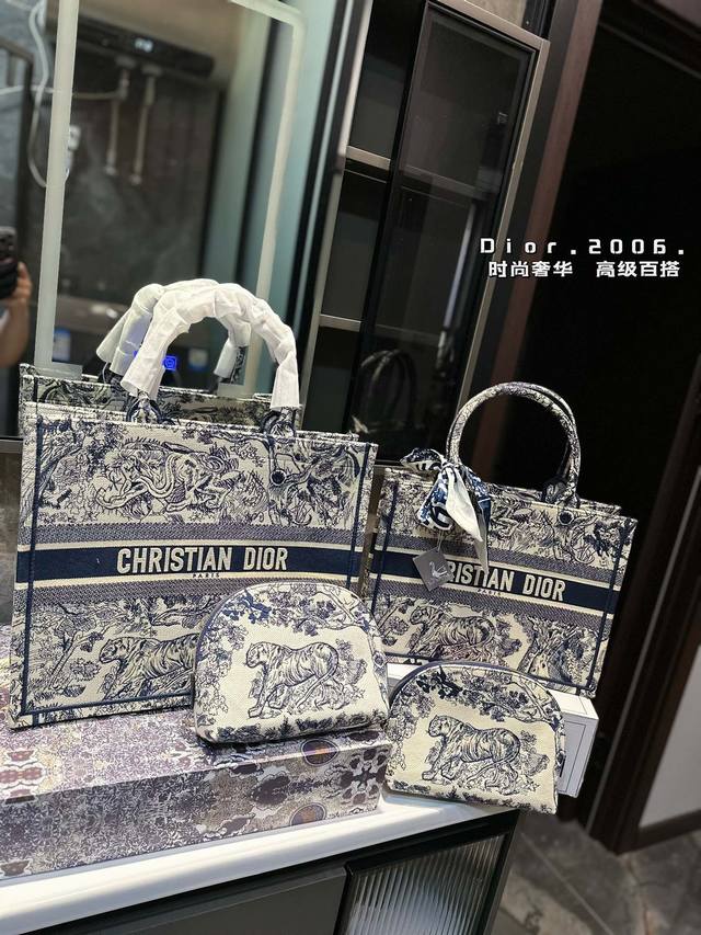 礼盒包装 Dior 原版布提花 Dior Book Tote今年最喜欢的一款购物袋 Tote我用的次数最多的包，因为容量超级大，不管什么东西都向里面放，当然凹造