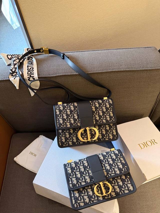 折叠礼盒包装 Dior Camp新款蒙田包 采用专柜御用原版双面绣老花料 迪奥的oblique复古印花图案早在上世纪六十年代就在巴黎时装周里掀起热潮 不同的是如