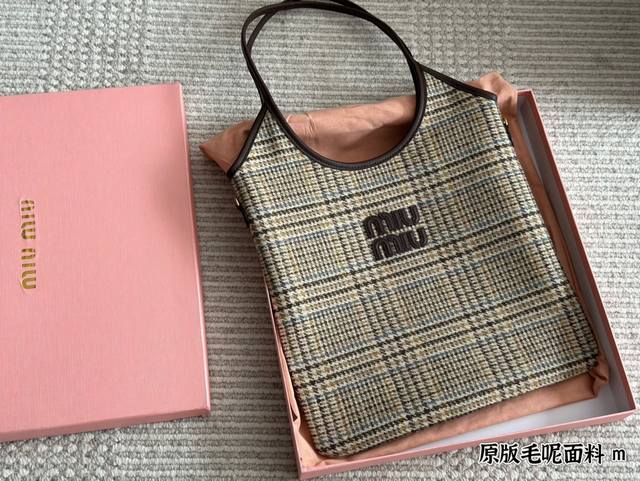 配盒 Size：35*32Cm Miumiu新款托特tote 今年的风刮的太猛了 老多爆款了！ 这款的版型也太好看了吧~ 格子超洋气