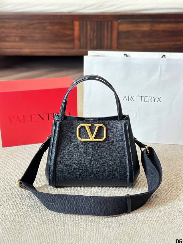 牛皮版本 华伦天奴valentino女士 Valentino 秀款 Black Tie Valentino Letter Bag 来自valentino 的托特