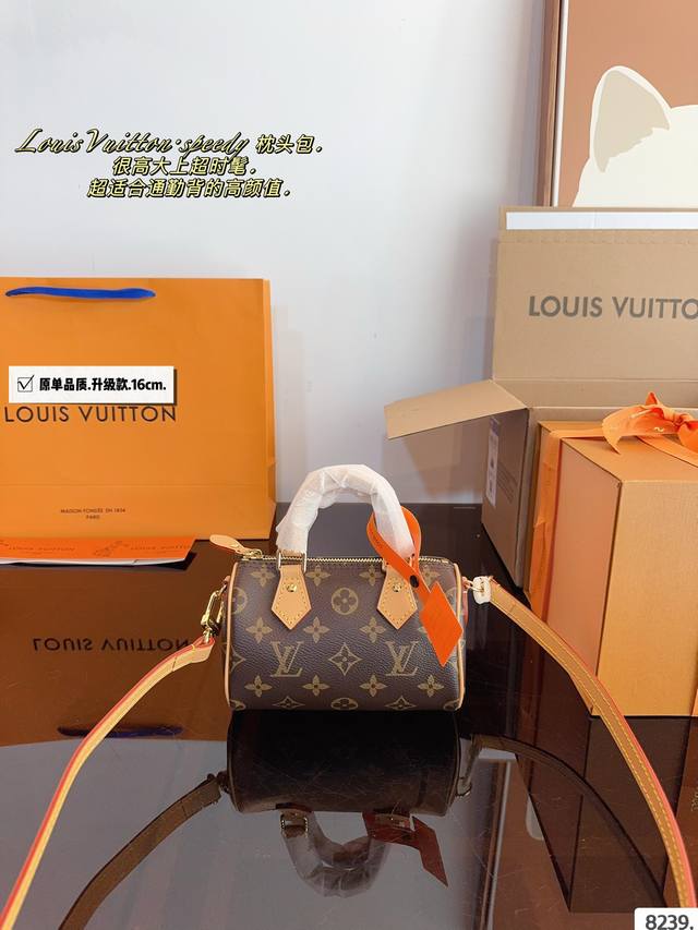 配礼盒. Lv Speedy Nano 枕头包 这款retiro 手袋以标志性的lv老花面料制成，搭配奢华的变色牛皮饰边，经典永恒。优雅低调的外形设计和宽敞的包