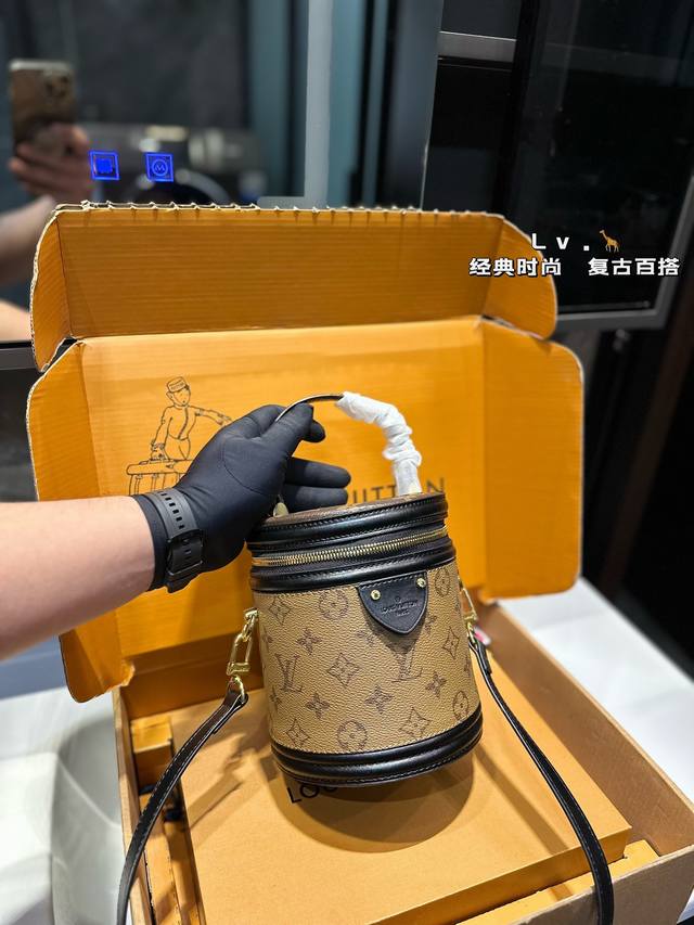 礼盒包装 Lv 超精致的cannes 发财桶 继续复古风当道 向旅行用品的经典款化妆桶cannes致敬 圆桶的包型亮点十足 采用老花拼色涂层帆布混合面料 更时尚