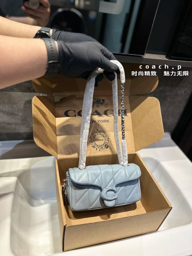 Coach All Black链条 。Otabby 系列新款 Coach 链条 ”。包包天花板来啦~ 暗黑系高级感拉满的全黑金属扣、金属链条 ”名 甜酷女孩一定