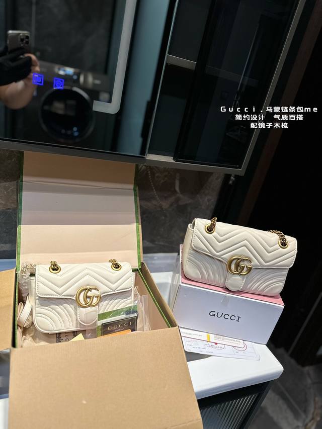 礼盒包装 Gucci 古驰gg Marmont 迷你马蒙链条包 以双g标识作为点睛之笔 包内配有镜子梳子 多种背法，给造型增加了很多变化！ 每个细节都充满着高级