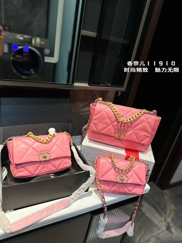 Chanel19 Bag 自从欧阳娜娜带货后全球断货很难买到 皮质是羊皮有点像羽绒服包包 但是19的点睛之笔是什么呢？格子放大！格子放大后脱了香奈儿小女人的特性