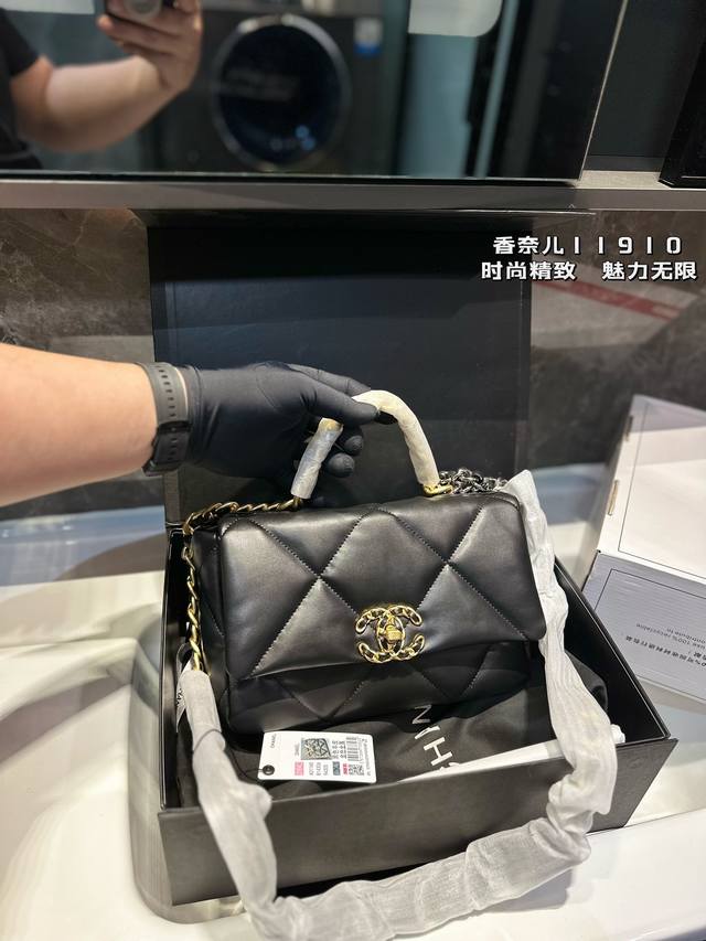 Chanel19 Bag 自从欧阳娜娜带货后全球断货很难买到 皮质是羊皮有点像羽绒服包包 但是19的点睛之笔是什么呢？格子放大！格子放大后脱了香奈儿小女人的特性