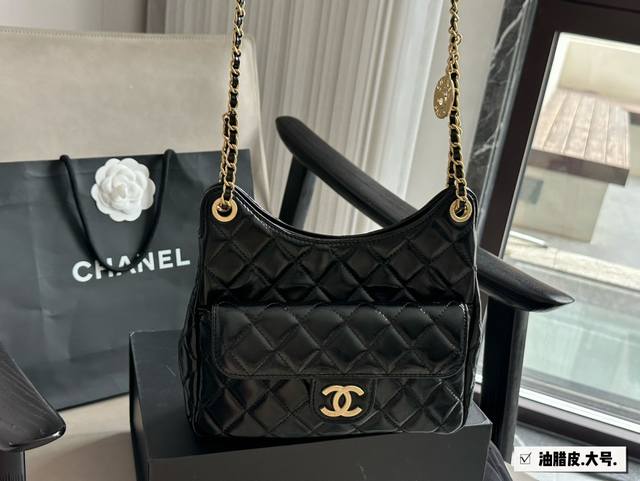 Chanel新款金币包 钱币包 流苏肩带的包型感觉更正一点、属于购物袋 一类型的 钱币链条这款包身更加休闲、肩带的长度可以单肩也可以斜挎但是链条有点粗狂、编织繁