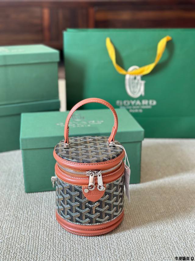 牛皮版本 Size：14 18Cm Goyard 戈雅 代表性的包款 饭盒包 手机，口红，卡包，粉饼，钥匙都能放，非常实用！不大不小够我用 秋冬提着真的美炸了