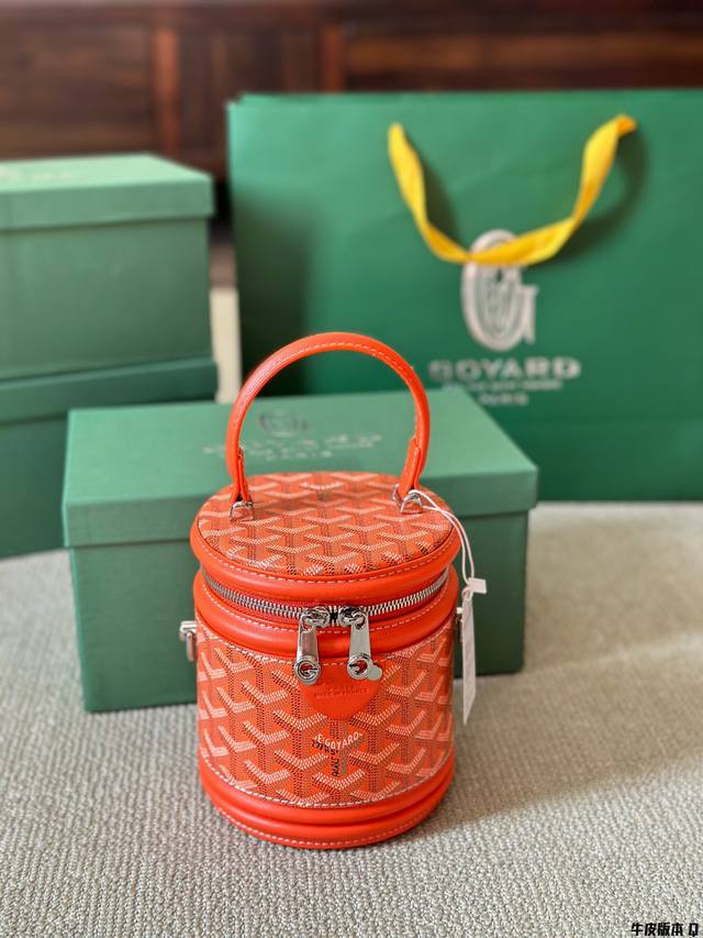 牛皮版本 Size：14 18Cm Goyard 戈雅 代表性的包款 饭盒包 手机，口红，卡包，粉饼，钥匙都能放，非常实用！不大不小够我用 秋冬提着真的美炸了