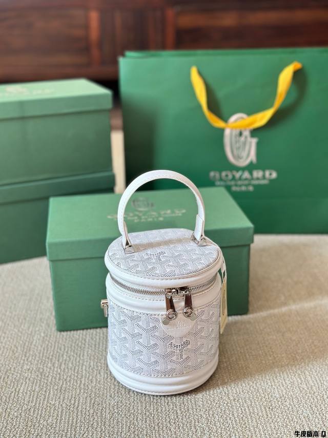 牛皮版本 Size：14 18Cm Goyard 戈雅 代表性的包款 饭盒包 手机，口红，卡包，粉饼，钥匙都能放，非常实用！不大不小够我用 秋冬提着真的美炸了