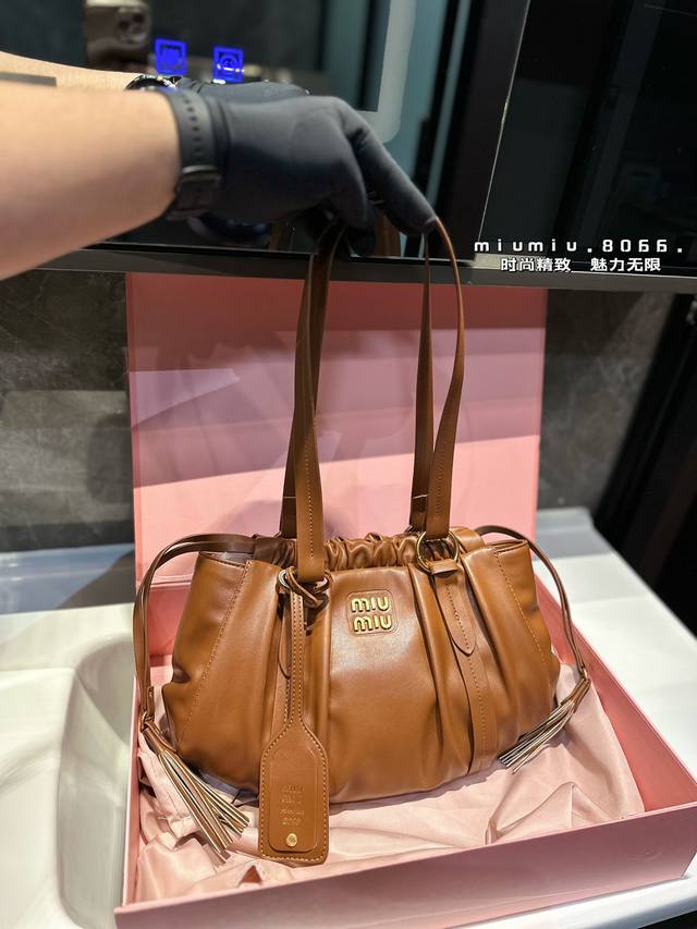 礼盒包装 Miumiu缪缪新款24Ss Joie 腋下饺子包 绵密的手感，质感超好 包口抽绳开合设计 空间超可 美拉德色系，超级适合秋冬 很有质感，复古百搭 无