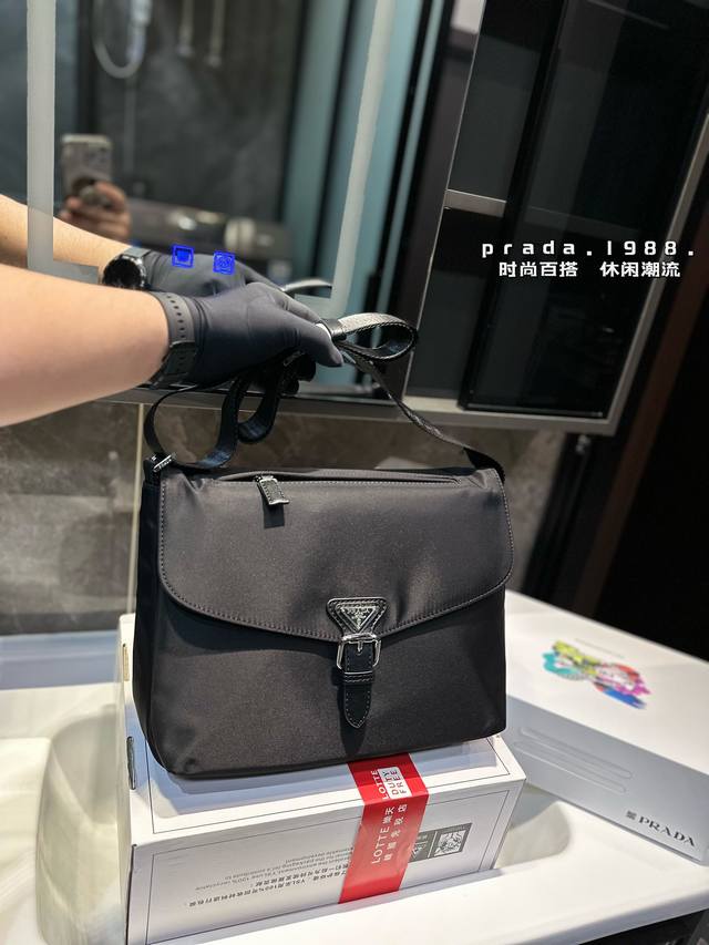 Prada 普拉达 尼龙布三角标翻盖邮差包单肩包 斜挎包 采用精湛镶嵌细工，经典百搭 实物拍摄 原厂原版面料 尺寸30.25