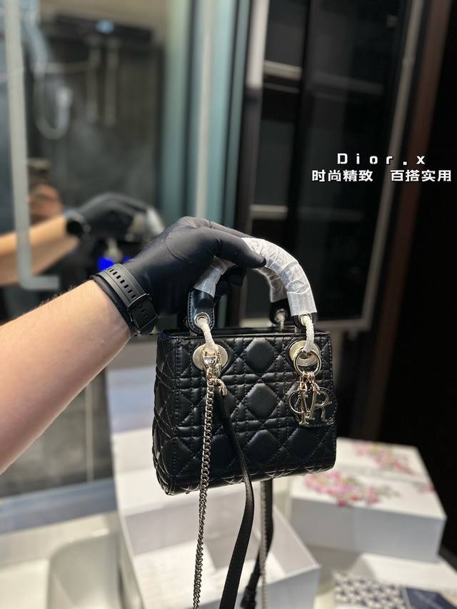 礼盒包装 迪奥dior 戴妃包 小羊皮 质感爆棚的美 上身真的太太太有质感啦 日常逛街不要太吸晴尺寸：16*8*15Cm