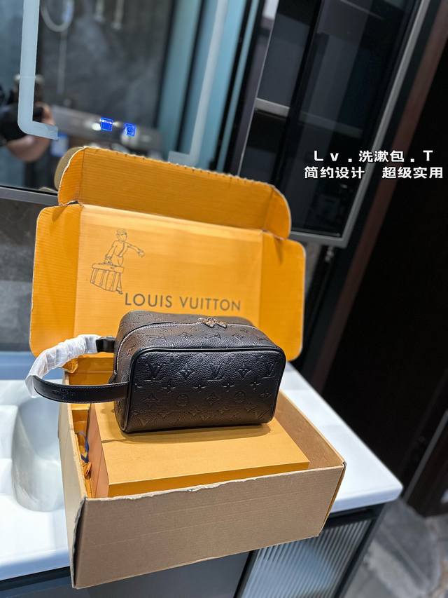 Lv 洗漱包 这世界上只有奢侈品才最懂女人！每年都会出各种化妆包造福精致girls，这款化妆包颜值高到可以直接拎出街！尺寸：23 14