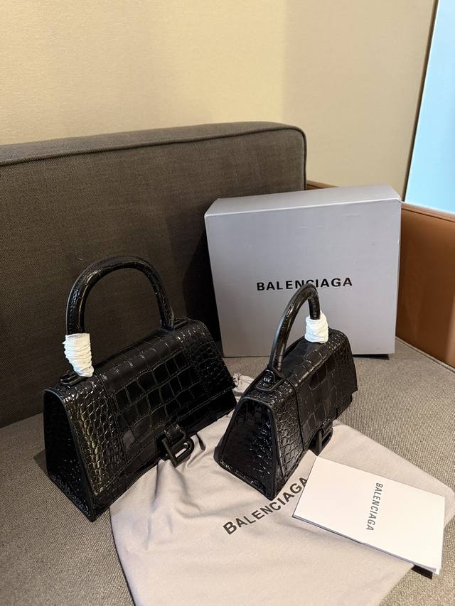 牛皮 折叠礼盒包装 Balenciaga 巴黎世家本季重磅hourglass沙漏包，独特的标志性弧线形状造型极具辨识度，一眼就让人眼前一亮呀超炫酷！表面光滑平整