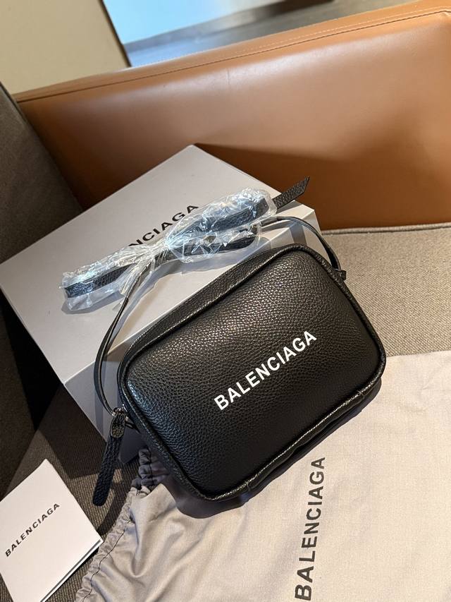 折叠礼盒 Size:20×15 Balenciaga 巴黎世家新款相机包 皮质柔软，自重轻，容量感人～ 肩带调节，超级实用百搭！ 特别适合出去逛街或旅游背