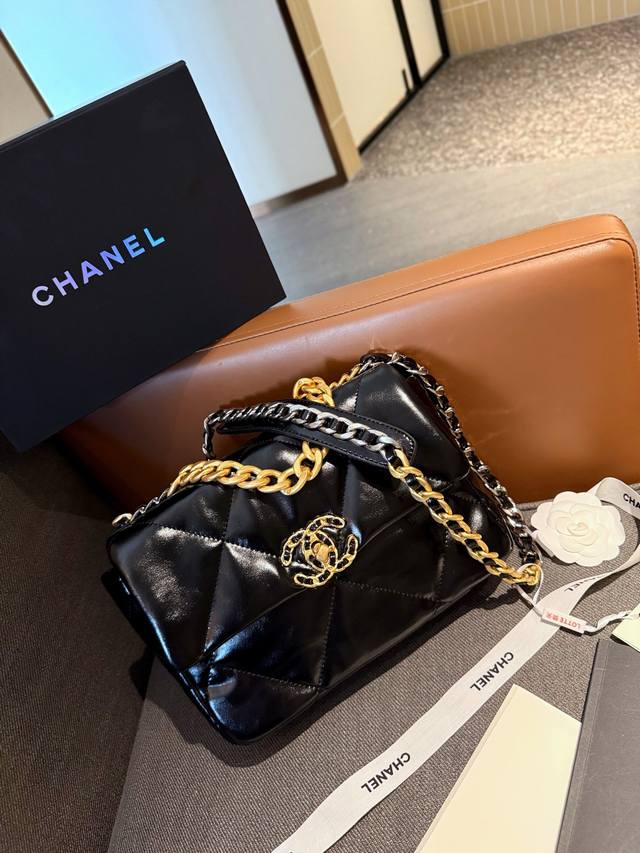 油蜡牛皮 折叠礼盒包装 原单专柜品质 Chanel 19 最近好多明星都在背chanel 19 这款包是由老佛爷karl Lagerfeld和chanel现任创