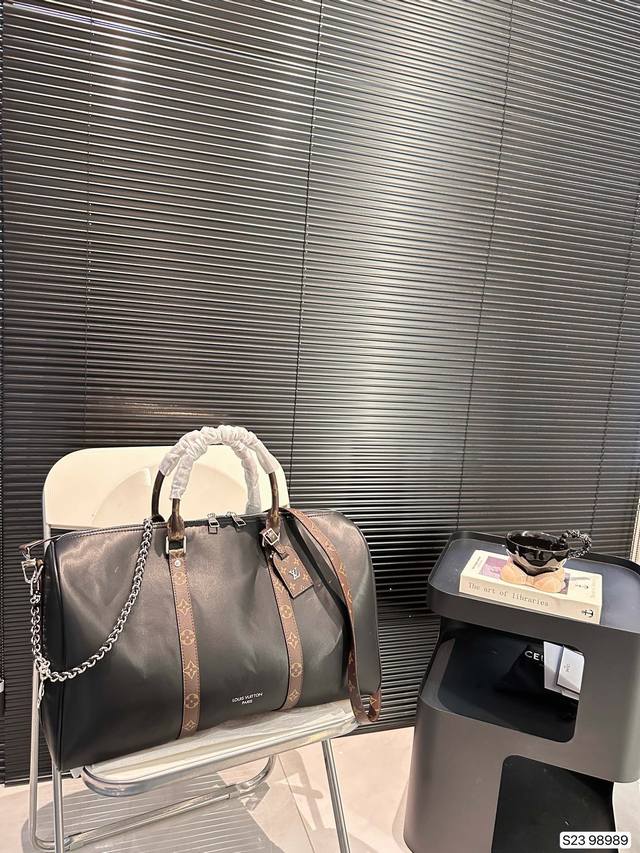 Lv 路易威登 限量新款keepall 旅行袋 一只帅气能装的旅行袋 时尚爆发款火热来袭 经典设计大气可观男女通用款 包包采用原版皮质 超级厚实 耐磨 耐用原版