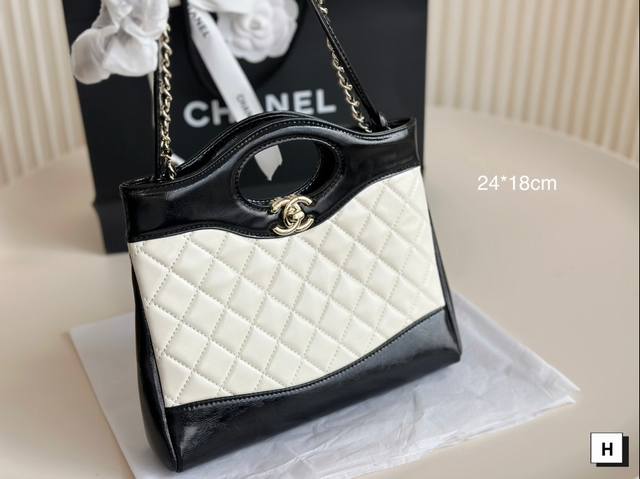 Chanel 31Bag31Bag再次回归就闭眼入，有什么颜色买什么颜色，图片色可能略有色差，但实物是非常好看的，容量不用说了，肩带也正好斜挎不会太长，既好看又