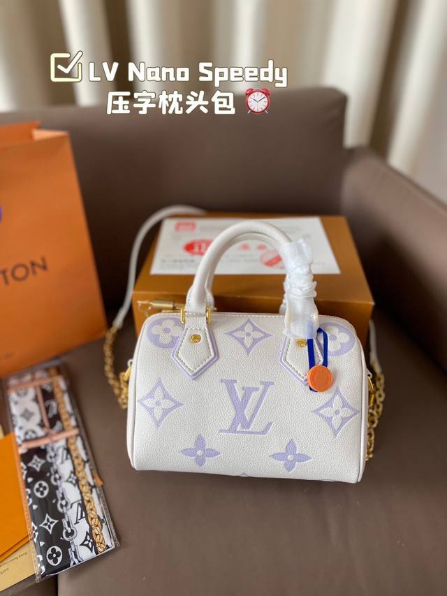 Lv Nano Speedy 压字枕头包 Lv 新款系列 枕头包 手袋,全网首发 Lv Speedy Nano 枕头包这款retiro 手袋以标志性 经典永恒。