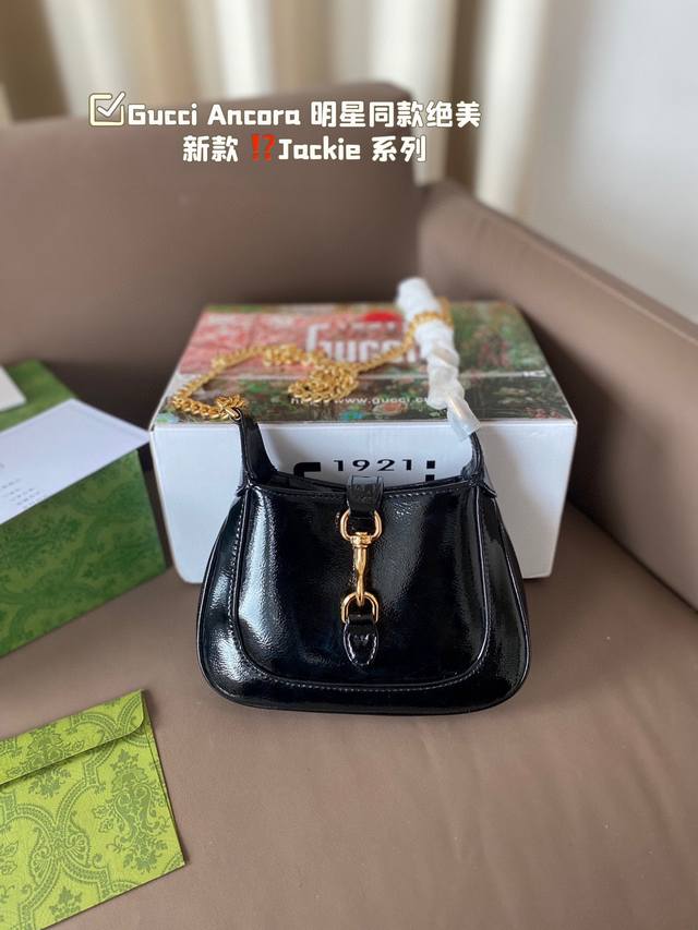 牛皮版本 Gucci Ancora 明星同款绝美！ 新款 Jackie 系列丨满满都是奢华浪漫。 不同颜色的包包就像女孩子的心绪有着各种的可能性呀 浅色系给人以