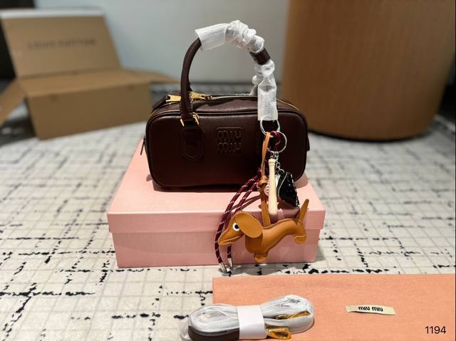 Size：22*11Cm Miumiu保龄球 公文包 包包甜度刚好！ 很难不爱啊啊！ 可手拎也可斜挎 绝对不是小废包哦容量足足的~~ 出场就是miumiu小公主