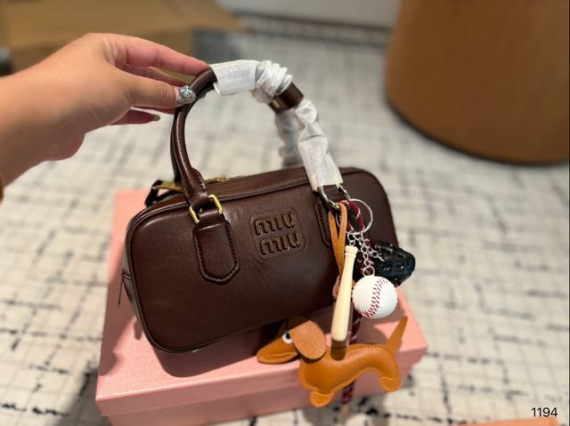 Size：22*11Cm Miumiu保龄球 公文包 包包甜度刚好！ 很难不爱啊啊！ 可手拎也可斜挎 绝对不是小废包哦容量足足的~~ 出场就是miumiu小公主