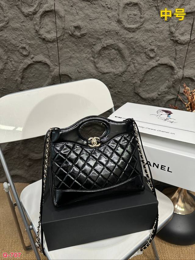 免税店全套包装 香奈儿chanel 中号31Bag Nano上身这么好看！个人觉得可盐可甜很可爱，上身不显小且有存在感容量也是能放下日常所需之物、不算很废～总结