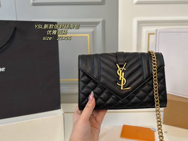 小号 折叠盒飞机盒 Size:21×14 Ysl 圣罗兰新款信封链条包 翻盖肩背包，单肩可斜挎 包内配镜子，方便随时精致 饰以金属logo标志磁扣开设计 约会出