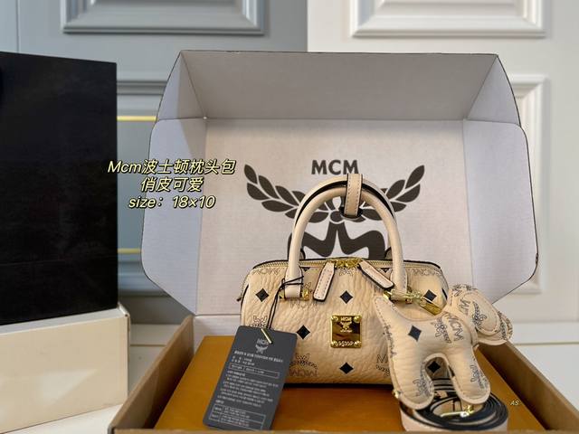 飞机盒挂件 Size：18×10 Mcm 新款mini波士顿枕头包 皮质柔软，纹理清晰流畅饱满 小挂饰显得俏皮可爱十足！ 单肩 斜挎 手提～ 时尚百搭，人手必备