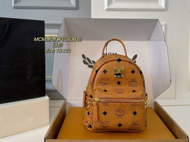 迷你 飞机盒 Size：18×20 Mcm Stark侧饰铆钉双肩包 手工镶嵌铆钉，高级时尚！ 调节肩带，透气舒适、 实用且减龄，外出旅游必备！