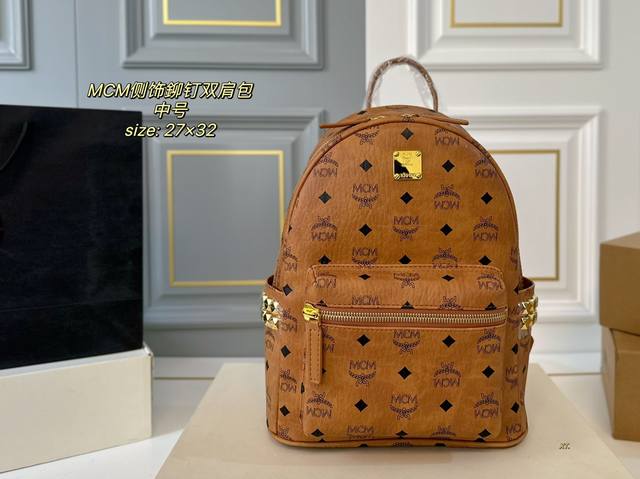 中号 无盒 Size27×32 Mcm Stark侧饰铆钉双肩包 手工镶嵌茶色铆钉，高级时尚！ 调节肩带，透气舒适、 实用且减龄，外出旅游必备！