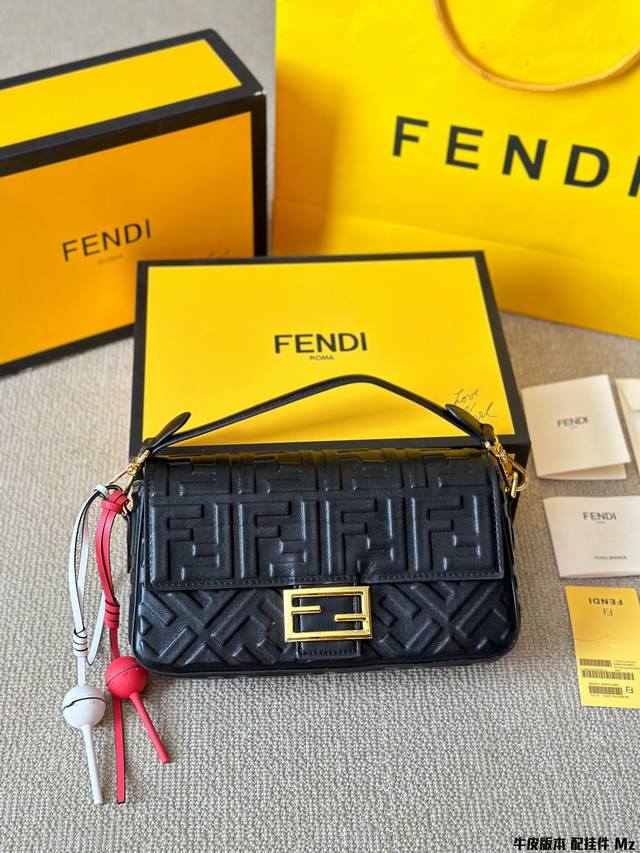 牛皮版本 配挂件 Fendi Baguette 法棍包中号 Fendi Baguette 法棍包中号第一眼就觉得砸中了我。加上中号有一根较长的肩带，非常实用。中