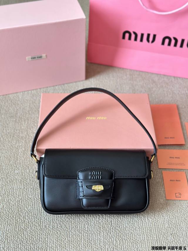 顶级原单 头层皮 Miumiu限定款mini 简单又好看 Miumiu而且超级实用， #Miumiu新款包包 尺寸23 14Cm