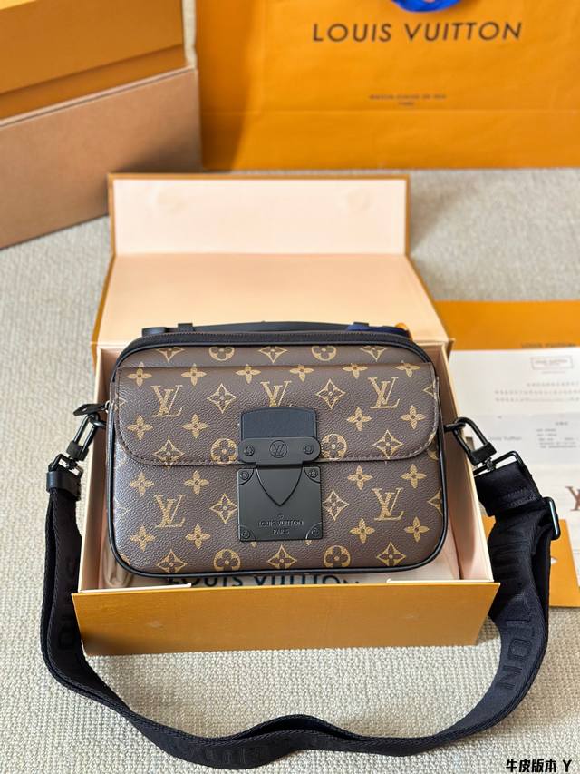 顶级原单 纯牛皮 I Louis Vuitton S Lock Sling 牛皮 经典老花压纹 帅气轻便 实用男包推荐 潮男必入款的卜v S-Lock邮差包 尺